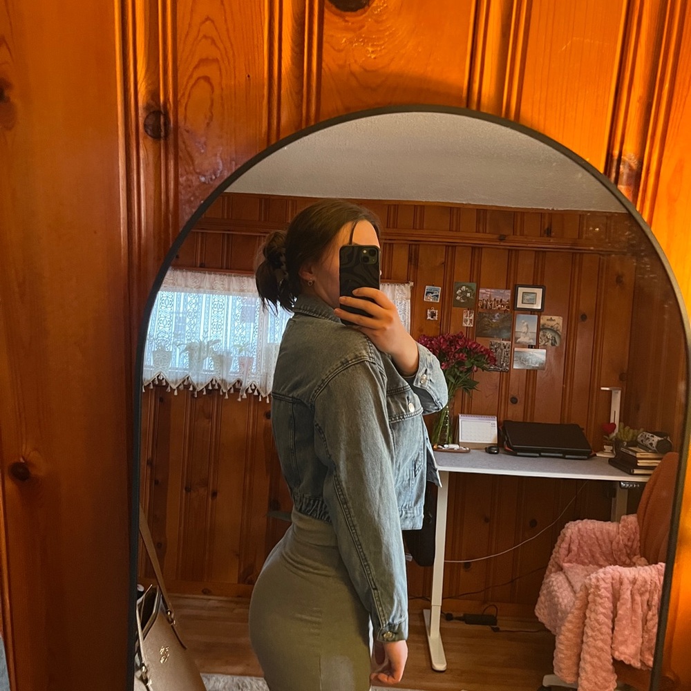 Stylish Cropped Denim Jacket - image 3